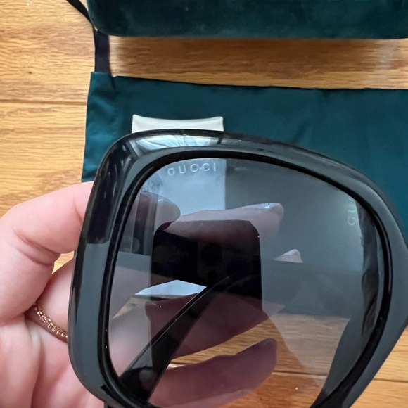 GUCCI OVERSIZED SUNGLASSES - Picture 3 of 7